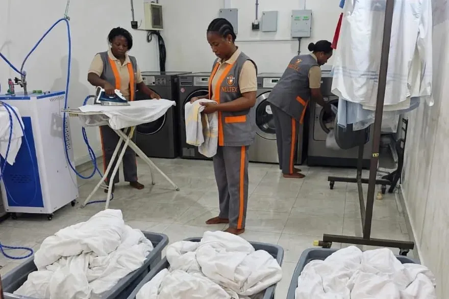 Atelier de blanchisserie NELTEX : repassage et tri du linge